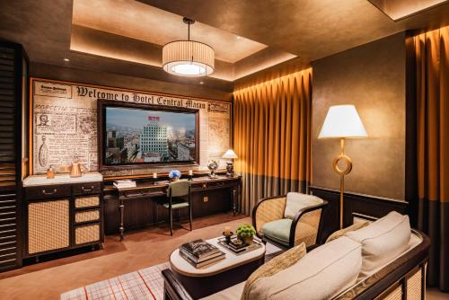 澳门Hotel Central Macau的带沙发和书桌的客厅