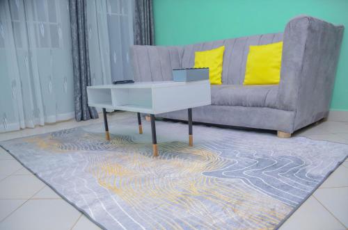埃尔多雷特Amani Homes的客厅配有沙发和桌子