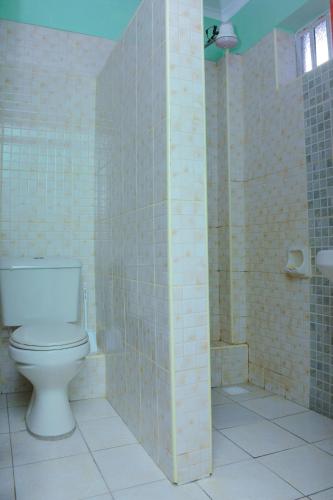 埃尔多雷特Amani Homes的浴室配有白色卫生间和淋浴。