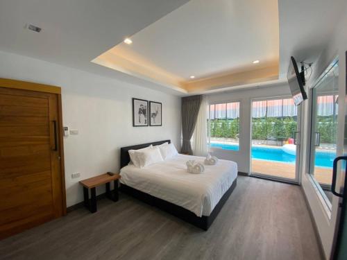清迈Nimman Villa 17 Chiangmai - SHA PLUS的一间卧室设有一张床和一个游泳池