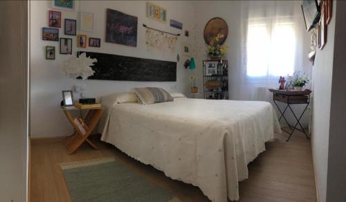 科尼尔-德拉弗龙特拉Apartamentos La Atalaya 188 - 189的一间卧室配有一张床铺,床上铺有白色毯子
