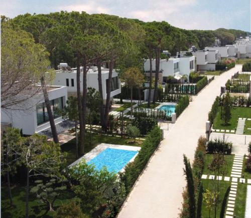 都拉斯SanPietro Vacation Rentals的享有带游泳池的别墅的空中景致