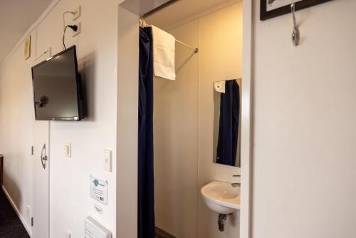 陶波陶波哈卡小屋旅舍的一间带水槽和卫生间的浴室