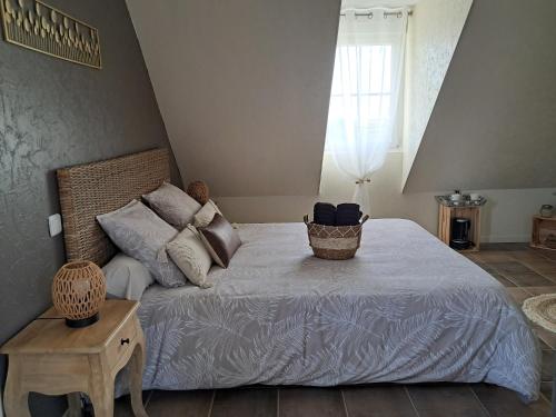 索宗La Maison des Poulains的一间卧室设有一张大床和一个窗户。