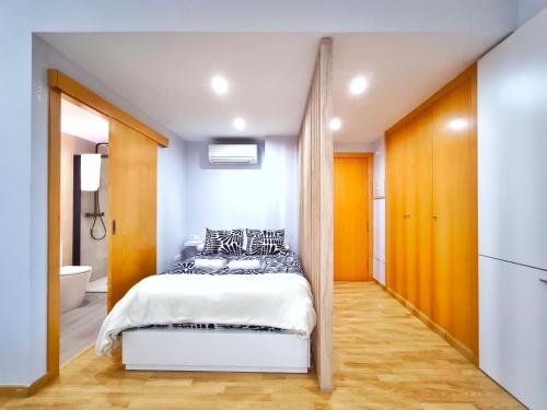 特拉萨Moderno apartamento tipo loft en Terrassa centro的一间卧室设有一张床和一间浴室。