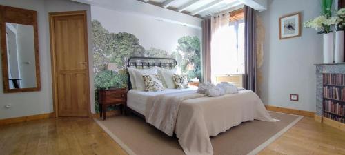 Saint-CybranetLa Source的一间卧室设有一张床和一个窗口