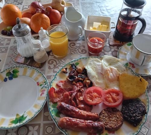 穆林加尔Cuan na bPiobairí的包括鸡蛋香肠和西红柿的早餐食品