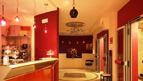 诺切拉泰里内塞乌纳努欧瓦斯特拉达皇宫酒店的一个带红色墙壁的大厨房以及一间带柜台的厨房