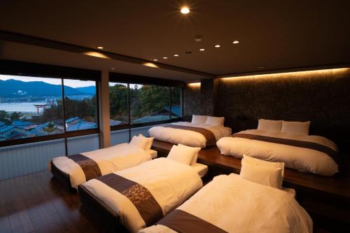 宫岛菊野屋酒店的客房设有四张床和大窗户