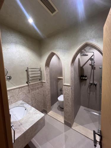 塔什干Hamsa Butique Hotel Tashkent的带淋浴、盥洗盆和卫生间的浴室