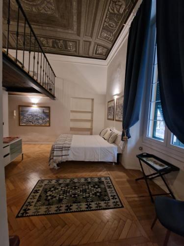 热那亚Residenza Allegra的一间卧室配有一张床,房间设有楼梯