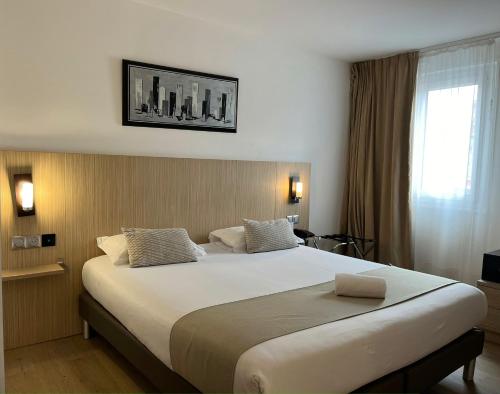 圣艾蒂安Best Western Hotel & Spa Austria-La Terrasse的一间位于酒店客房内的带大床的卧室