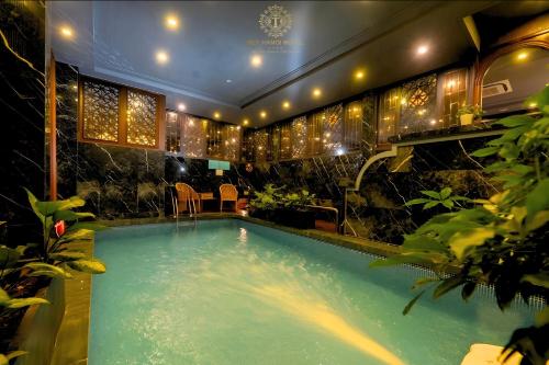 河内Rex Hanoi Hotel的一座带游泳池的大楼内的大型游泳池
