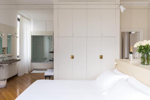 莫尔特拉肖Villa Noseda的一间白色卧室,配有床和一间浴室