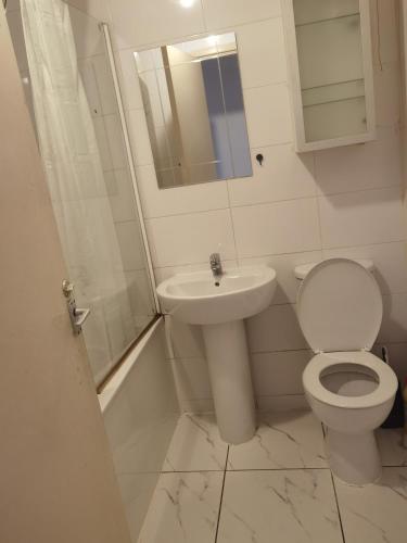 格拉斯哥Glasgow Double Room Free Parking的白色的浴室设有卫生间和水槽。