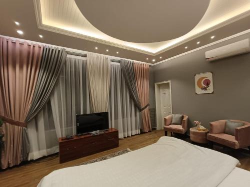 穆里Royal Resort的一间卧室配有一张床和一台平面电视