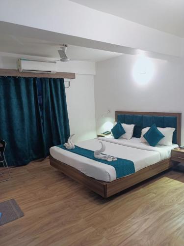 巴特那CT ROOMS JAMAL ROAD by CLOVETREE的一间卧室配有一张带蓝色枕头的大床