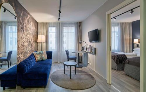 索伦蒂纳斯堪迪克之星索伦蒂纳酒店的酒店客房配有蓝色的沙发和床。