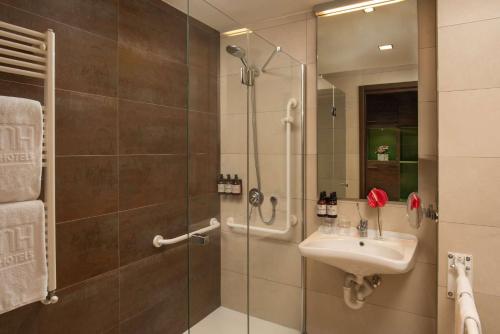 奥里奥阿塞里奥NH欧瑞欧阿尔赛瑞欧酒店的带淋浴和盥洗盆的浴室