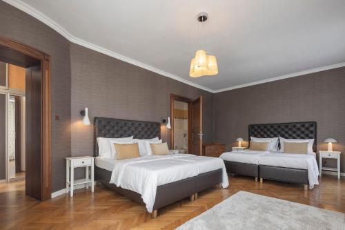 利贝雷茨Pytloun Villa Liberec的一间卧室配有两张床和两张桌子