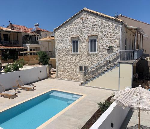 梅加尼西岛Mangata suites homes with private pools的一座房子,旁边设有游泳池