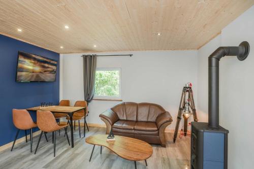 于克里茨Kormoran - a59405的客厅配有真皮座椅和桌子