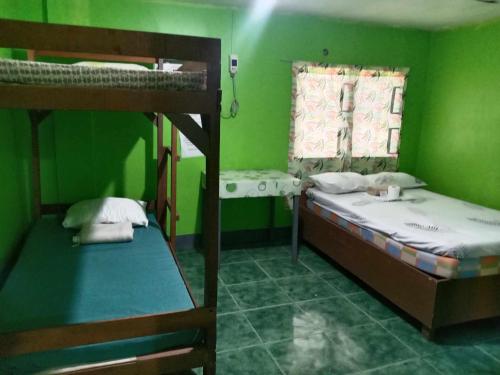 巴旺Bella's Beach Resort (A)的客房设有两张双层床和一扇窗户。
