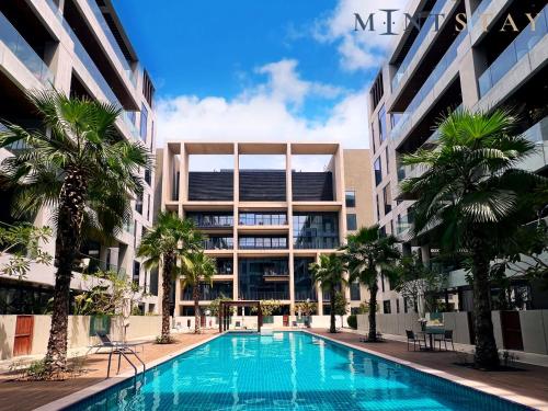 迪拜City Walk Building 2B - Al Wasl, Jumeirah - Mint Stay的棕榈树建筑前的游泳池