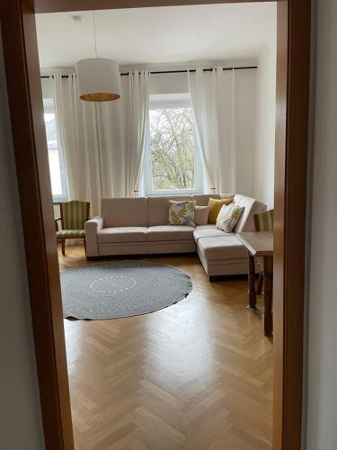克拉根福Studios Klagenfurt的客厅配有沙发和桌子