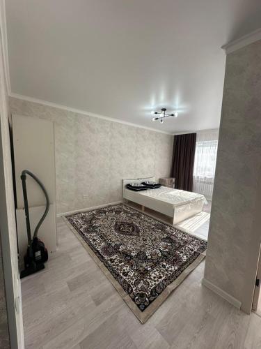 阿克套Квартира的白色的房间,配有床和地毯