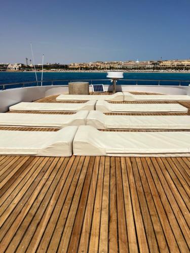 赫尔格达KUBA LuXus tour - Hotel boat in sahl Hashesh - Hurghada的铺有木地板的甲板