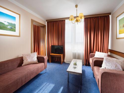 赫拉德茨 - 克拉洛韦瑟尔尼果夫酒店的客厅配有两张沙发和一台电视机