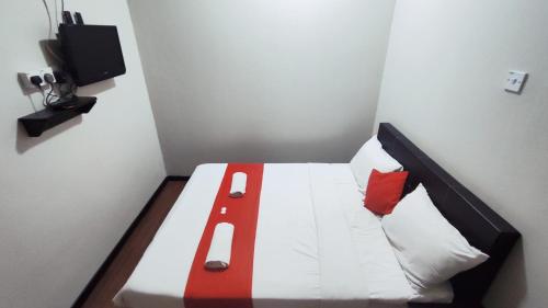 丹那拉打Hotel Rasa Sayang 2的小卧室配有红色和白色枕头