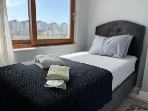 安塔利亚Gardenya Lara Suit Hotel的一间卧室配有一张床,上面有两条毛巾