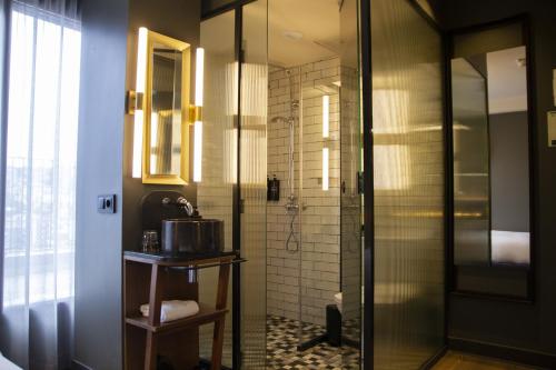 圣塞瓦斯蒂安Letoh Letoh San Sebastián的带淋浴和盥洗盆的浴室