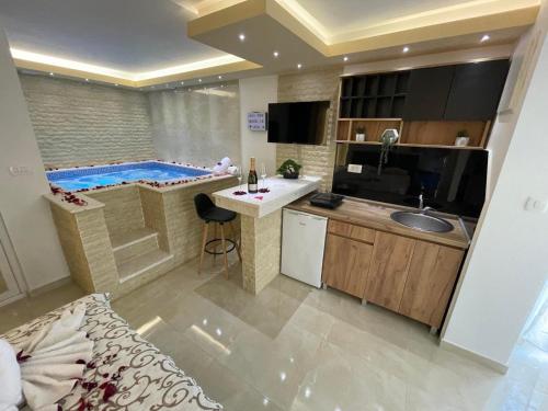 苏托莫雷Apartments Pericic LUX的带浴缸的浴室和带水槽的厨房