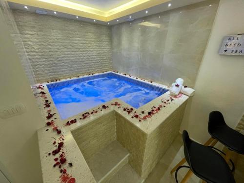 苏托莫雷Apartments Pericic LUX的酒店客房内设有一个按摩浴缸,