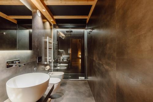 尚波吕克Au Charmant Petit Lac - Ecohotel Parc & Spa的一间带三个水槽和三个卫生间的浴室
