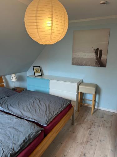 兰肯-格拉尼茨Haus - Meeresbrise的一间卧室配有一张床、一张桌子和一盏灯