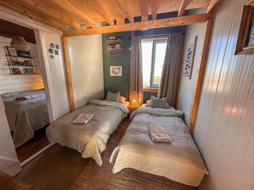 阿克拉内斯Rustic Farmhouse - Narfasel的小型客房 - 带2张床和窗户