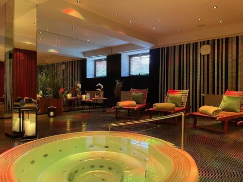 科希策优思明科希策酒店 的一间大型客房,内设按摩浴缸