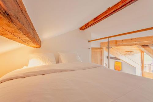 Saint-MarcelChalet Marijo: Sauna & Charme Alpin的卧室配有白色的床和窗户。