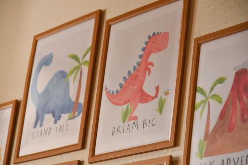 胜山市かつやま民泊きねん的墙上的一组恐龙的图片
