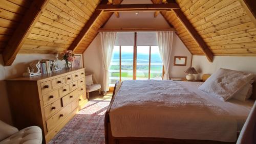 GrandeventMont Blanc Chalet的一间卧室设有一张大床和一个大窗户