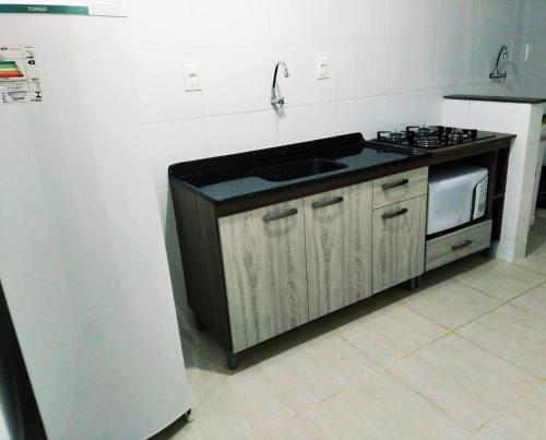 圣安热卢AP Confortável San Inácio的厨房配有水槽和炉灶