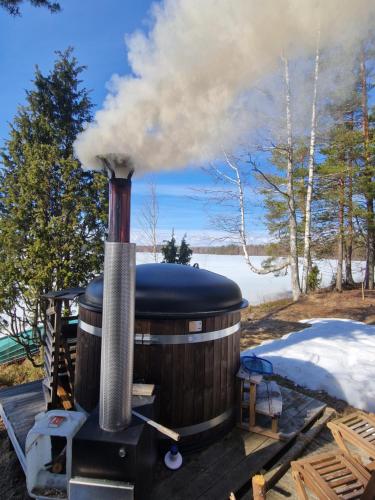 米凯利Kuikkoniemi- A Lake view cabin with hot tub n more的大型木质理论-物理理论-物理理论-物理理论