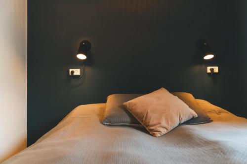 奥胡斯奥胡斯市丹霍斯特旅舍的卧室配有一张带两盏灯的墙壁床。