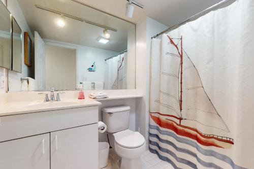 贝瑟尼滩Sea Colony- 52014 Canal的浴室设有卫生间、水槽和淋浴帘