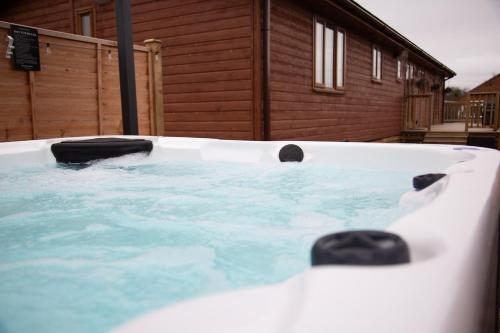 约克3 Bedroom lodge with hot tub的房屋前的热水浴池