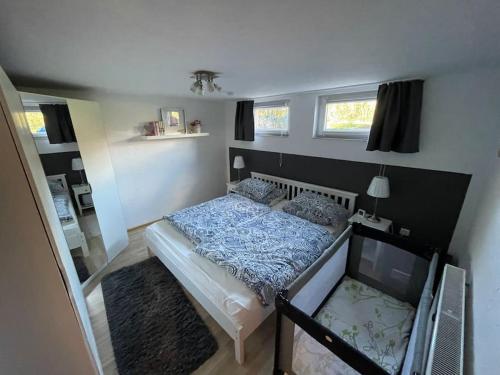 索尔陶Gemütliche Wohnung in Soltau mit Terrasse的一间小卧室,配有一张床和电视